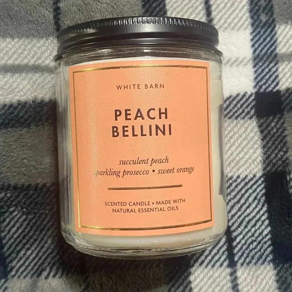 Bath & body works peach Bellini 7 Oz candle